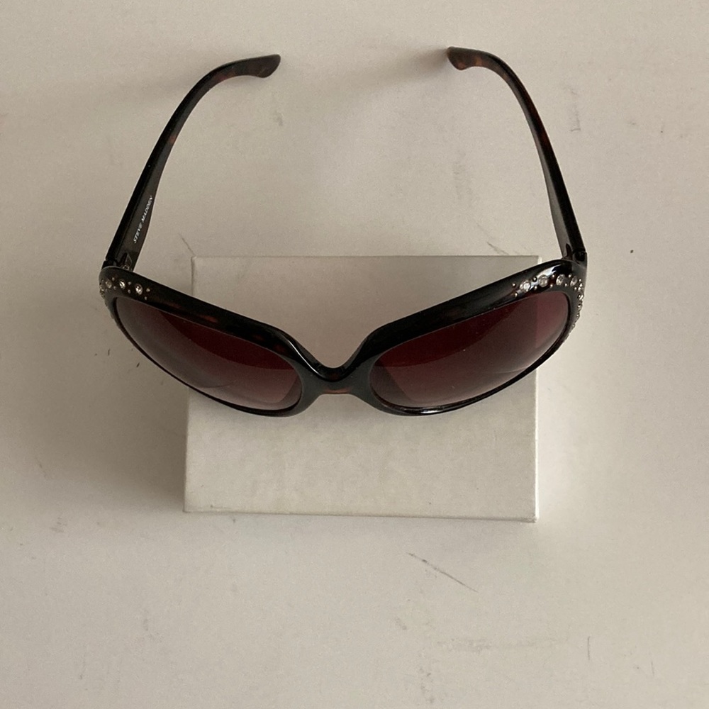 NWOT Steve Madde Women’s Sunglasses This Smooth Specs Have a Cat Eye Frame.